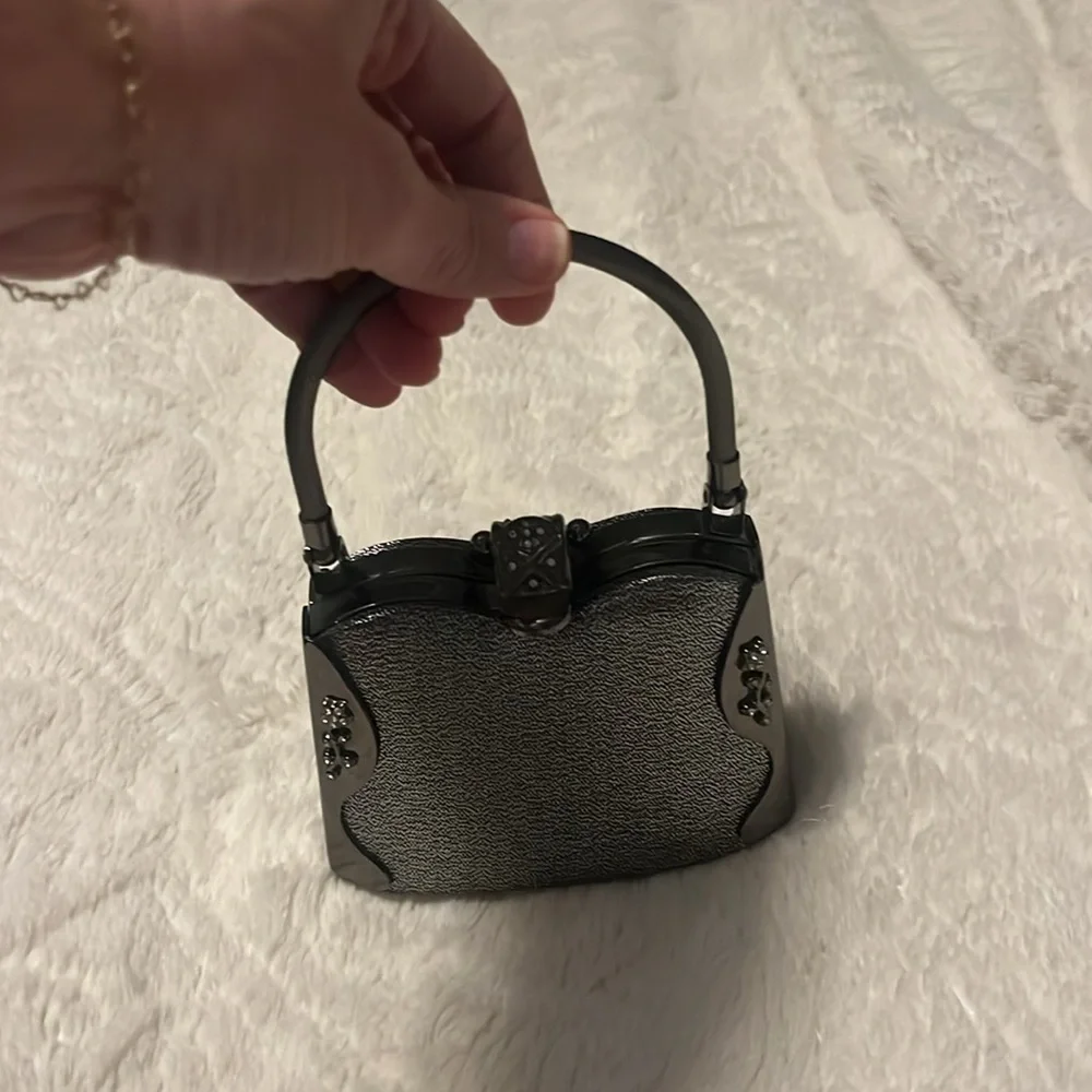 Elegant Silver purse - Picture 5 of 5